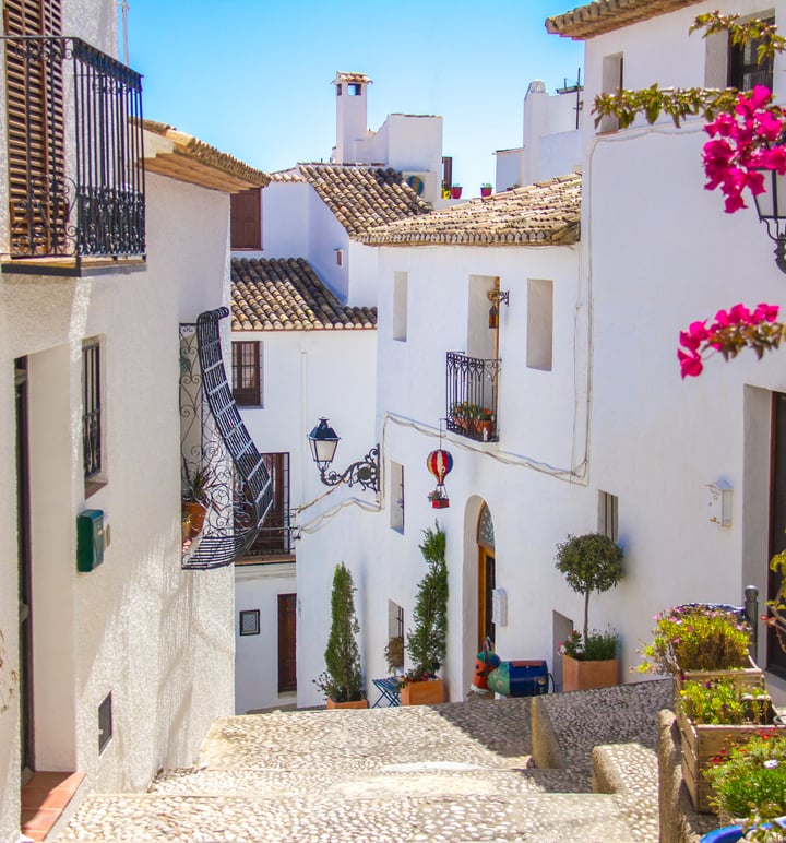 Living in Altea means enjoying a relaxed lifestyle, surrounded by natural beauty and culture.